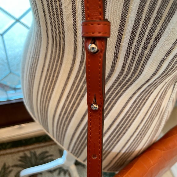 Vince embossed croc leather Carmel crossbody with adjustable strap - Picture 14 of 16